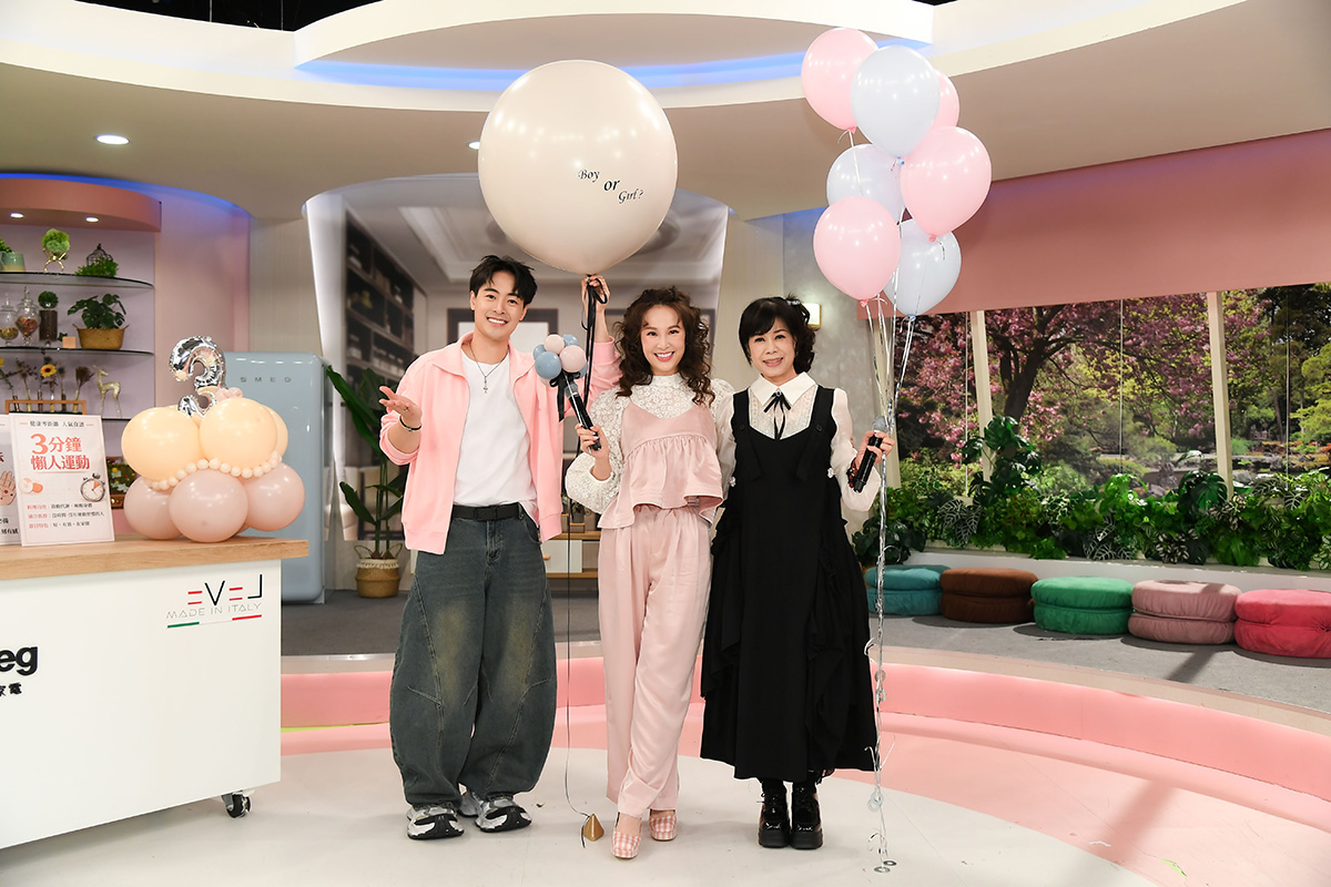 【車勢星聞】由張齡予(中)主持的《健康零距離》正式邁入三週年，製作單位特別舉辦溫馨三週年慶祝儀式，搭檔主持人WISH朱宇謀(左)及現在相當受歡迎的魔性洗腦神曲「羊咩咩」主唱謝采吟(右)驚喜現身。(照片/三立提供)