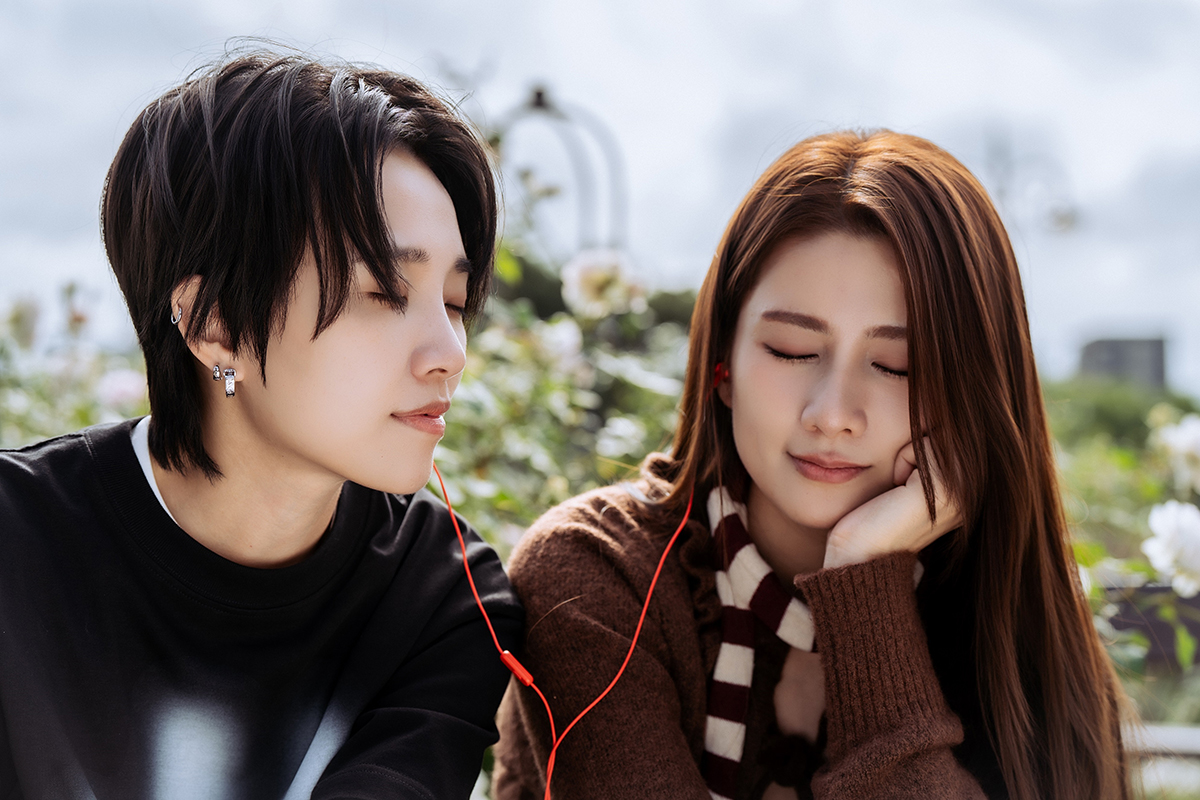 【車勢星聞】晨悠共同創作〈本能動作〉，唱出愛情發生之前曖昧。（圖：索尼音樂提供） 