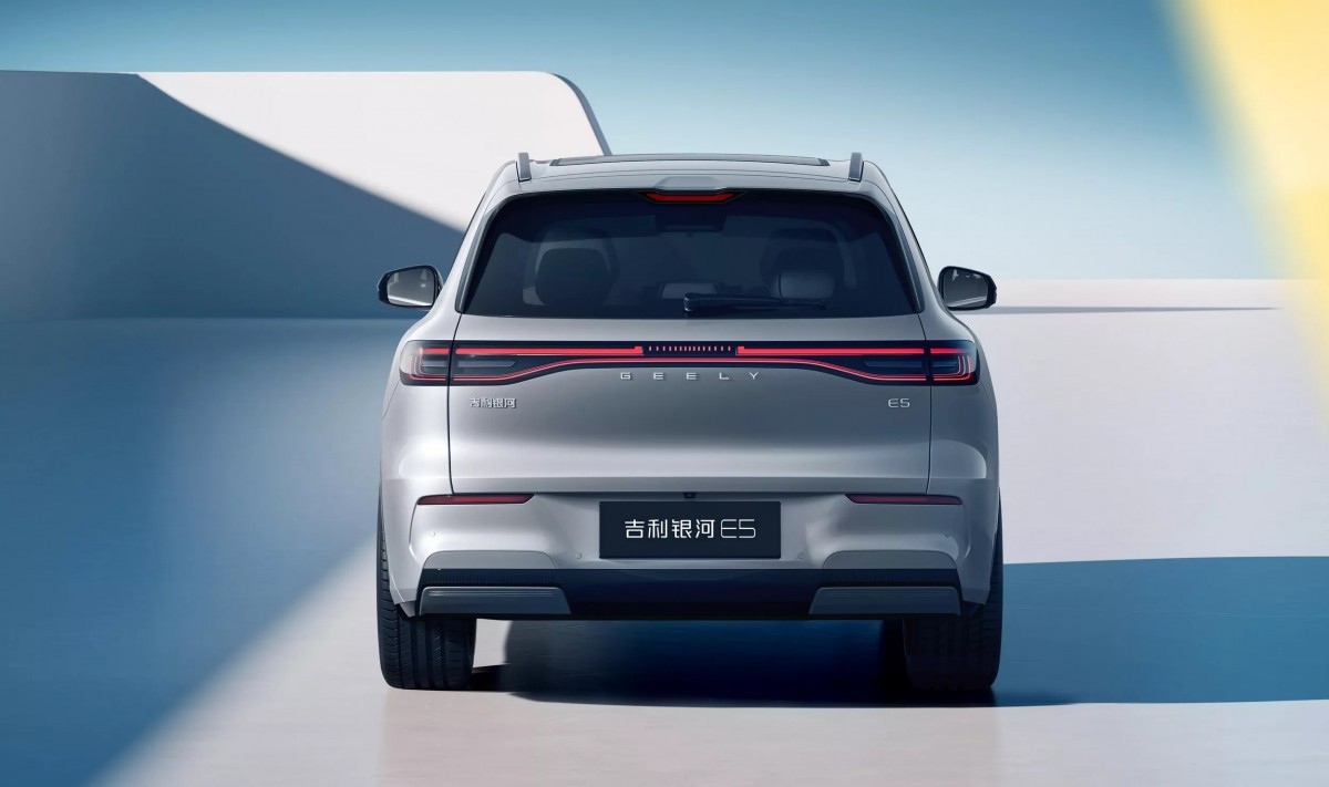 2025年12月單月銷量首度衝破10萬輛大關，這意味著在歐洲街道上每十輛掛牌的新車中，就有一輛是來自中國品牌。