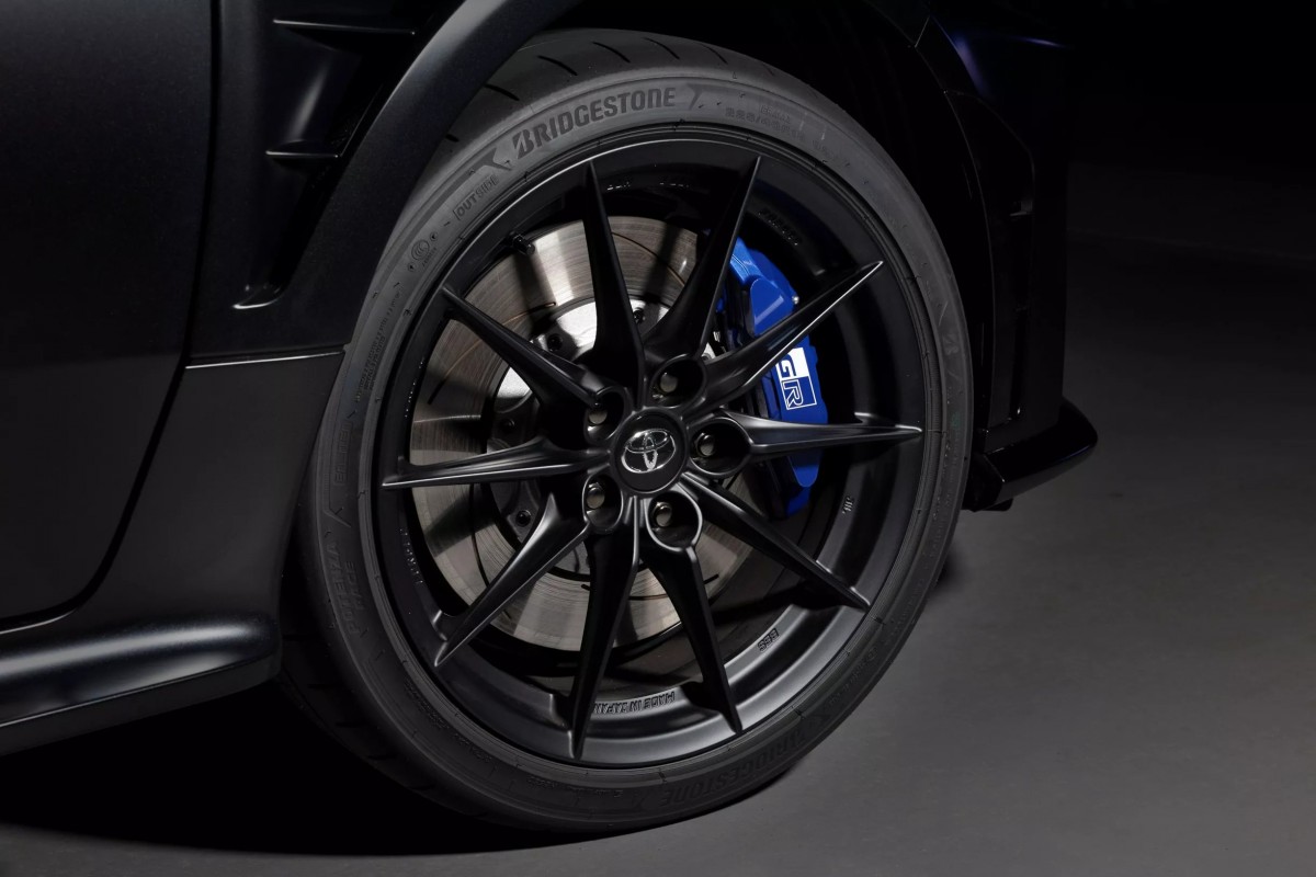 煞車卡鉗使用Ogier個人代表色的藍色。