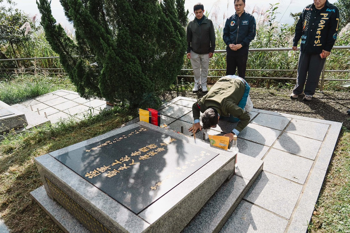 【車勢星聞】電影「異域」經典再現由（左至右）異域故事館董事長王根深、孤軍後代王紹章、國軍心輔講師黃信凱及YouTuber司徒建銘祭拜柯俊雄原型李國輝團長長眠處。(照片提供：王紹章會長)