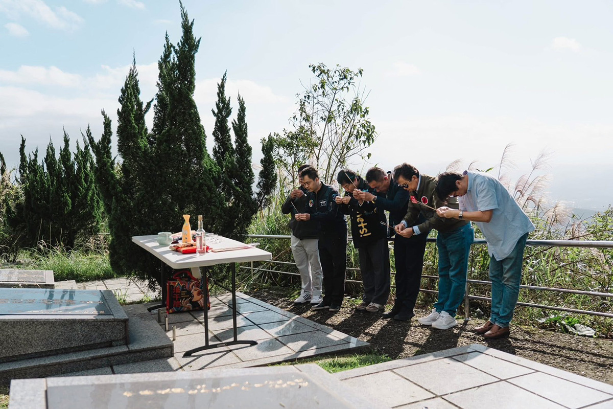 【車勢星聞】「一香兩代情」 孤軍後代淚灑柯俊雄原型墓前，司徒建銘不畏禁忌紀錄歷史。(照片提供：王紹章會長)