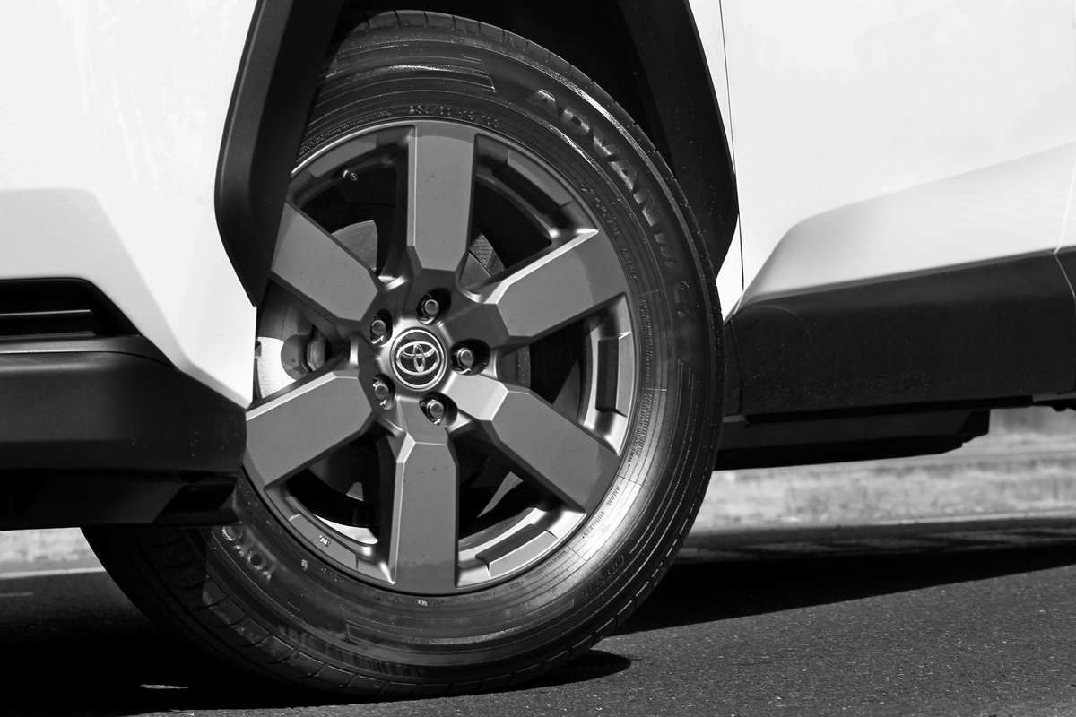 更顯Outdoor的18吋霧黑六輻式鋁圈，同步形塑粗獷視覺扮相。