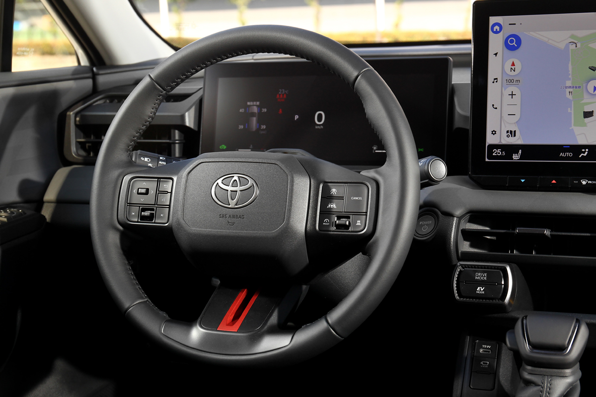 方向盤也帶有幾許越野氛圍，個人對於如此設計毫無抵抗能力。