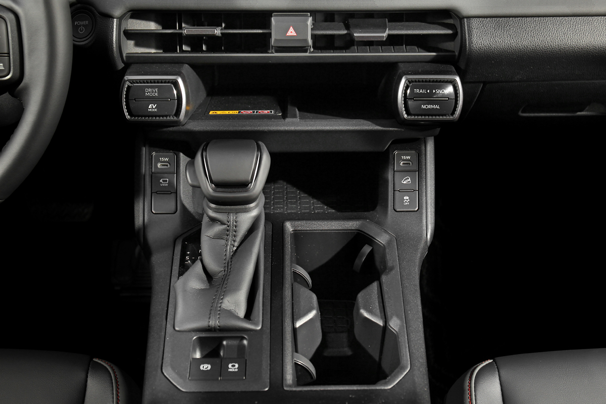 單是排檔座馬鞍部就有這麼多置物空格，隨身物品都能找到好所在放置。