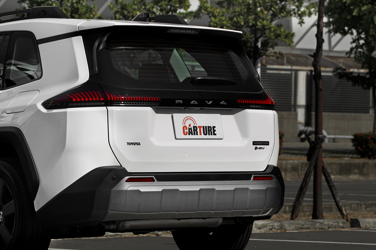 後方收尾依舊遵循設計元素，個性鮮明之餘同步帶來寬裕行李廂機能表現。