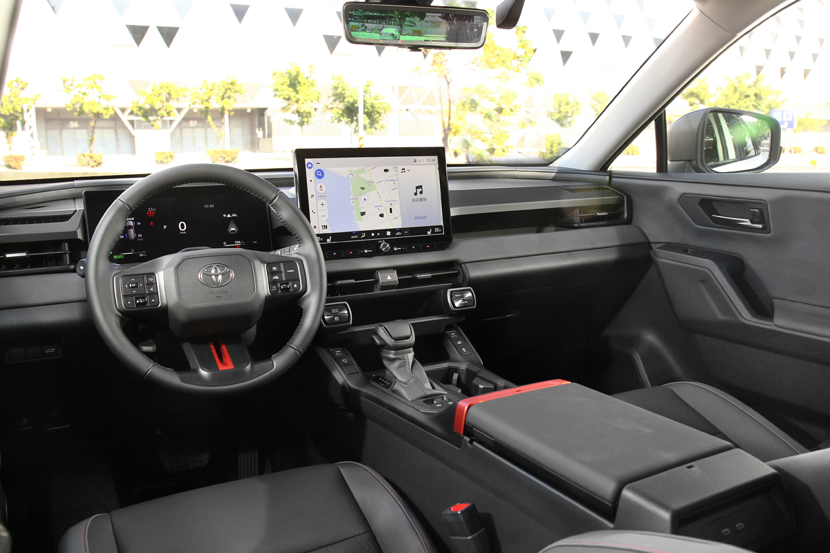 更顯工整的軍裝風線條與質感手法呈現，連同Adventure的橘色勾勒線條，帶來極具個性感的座艙內在。