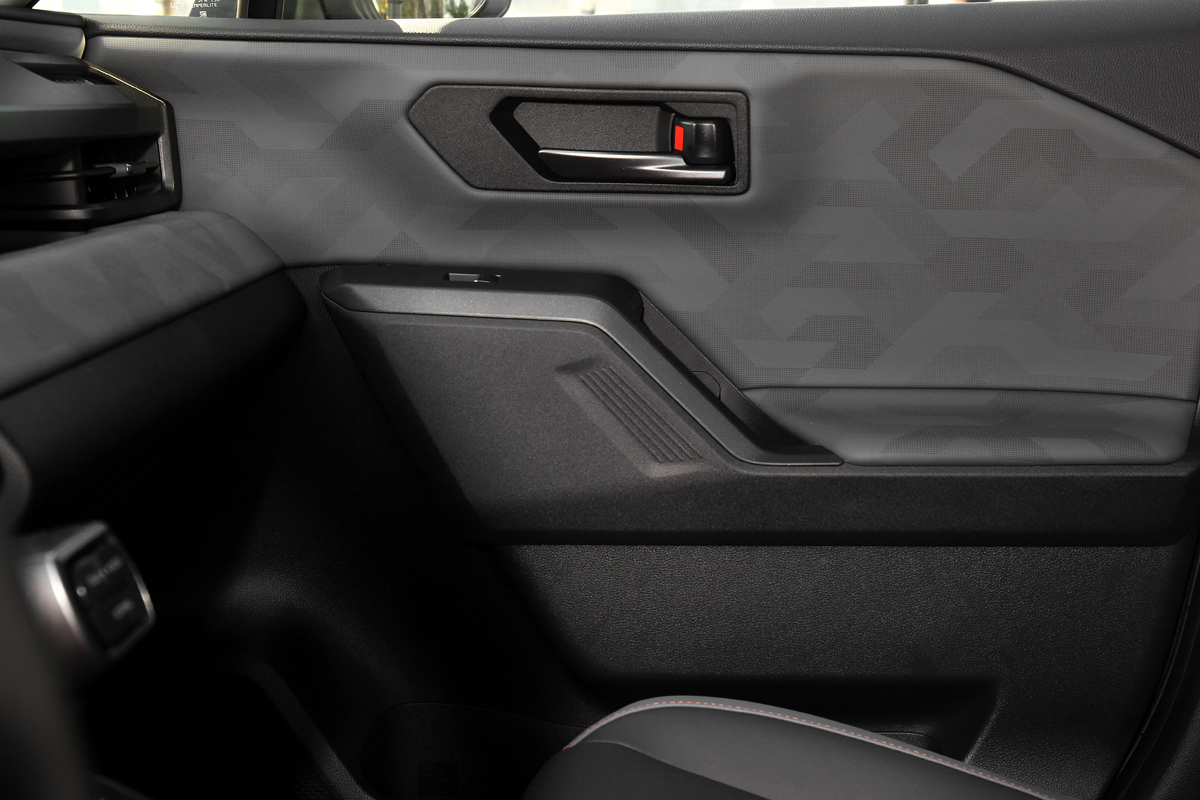 新車座艙用料與質感的提升也顯而易見。