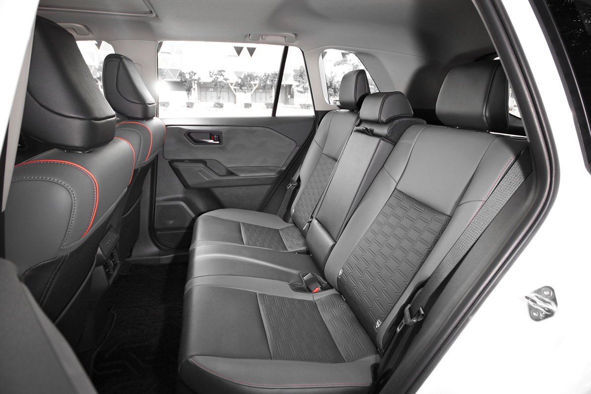 後座空間依然寬敞，可調整角度的椅背更帶來客製化的舒適坐姿。