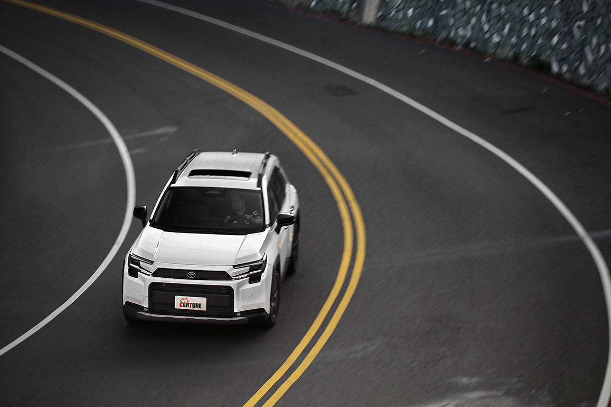 車體與懸吊安裝點剛性皆大幅提升，加上全新電子控制煞車系統與車身動態平衡控制系統後，動態表現勢必精彩可期。