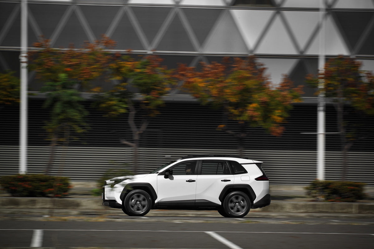 對於路面的坑洞或接縫都能沉靜反應，帶來超乎想像的行路舒適性。