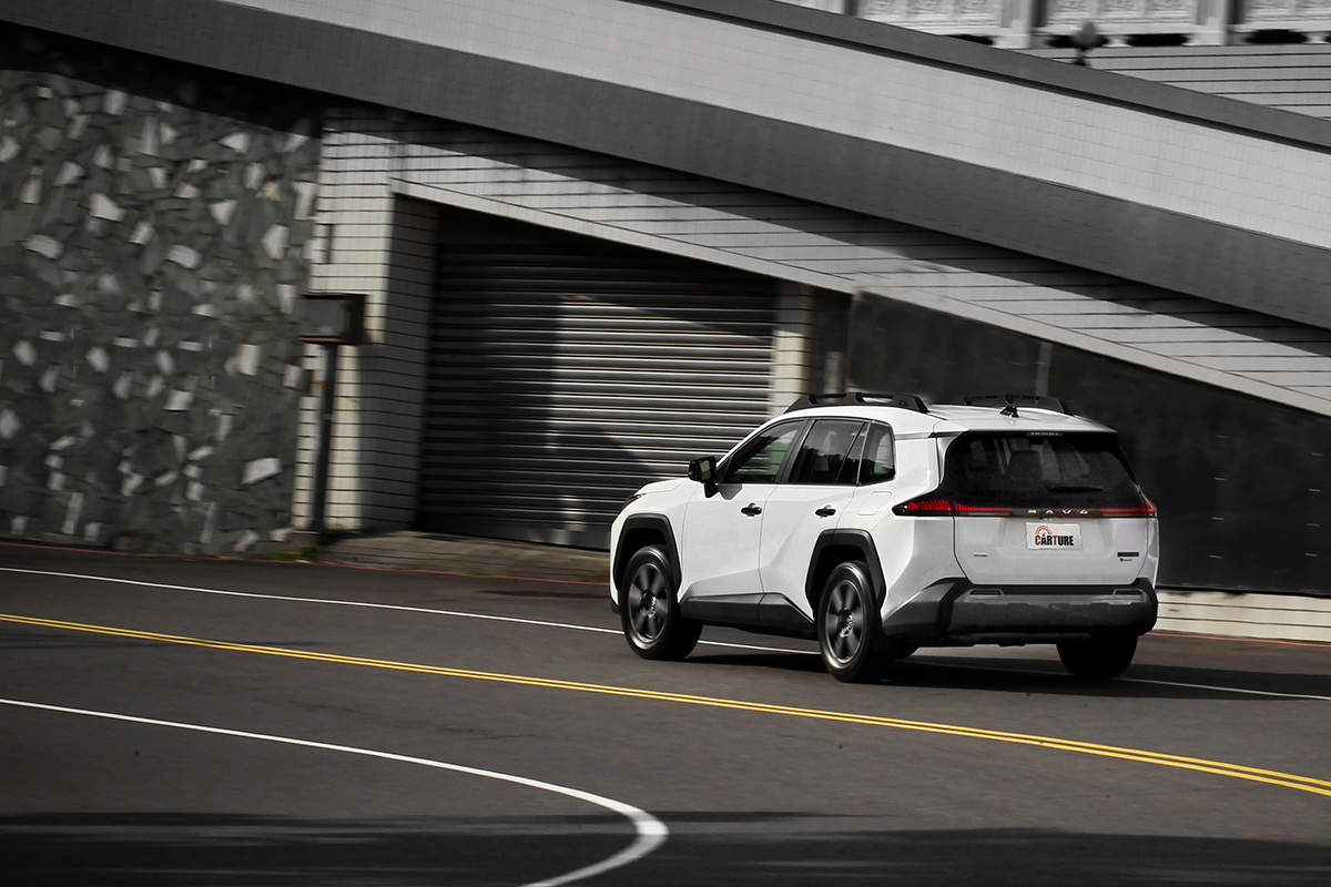 彎中受惠於恰到好處的懸吊設定與電子系統相助，循跡動態極度滑順好預期。