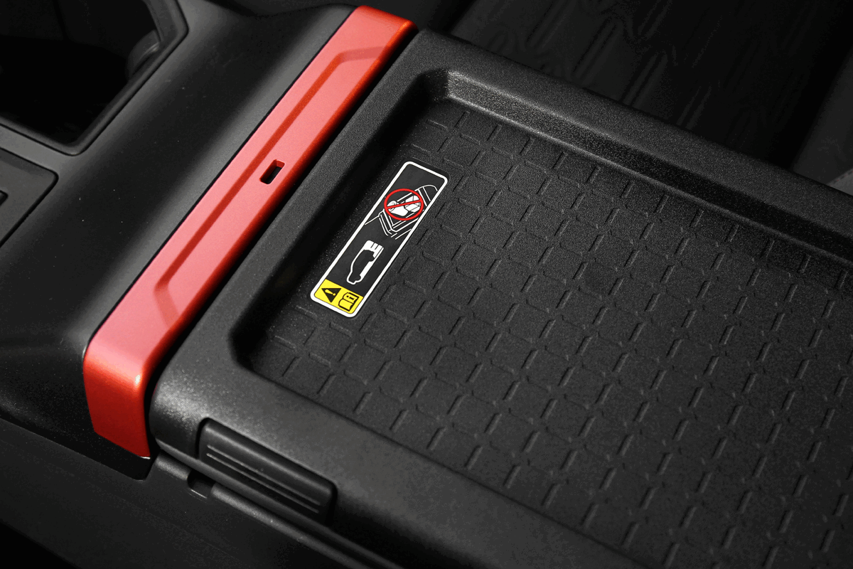 中央扶手處可自左右側任意開啟，整個蓋板還可取下做為托盤用或反裝成為中央置物槽。