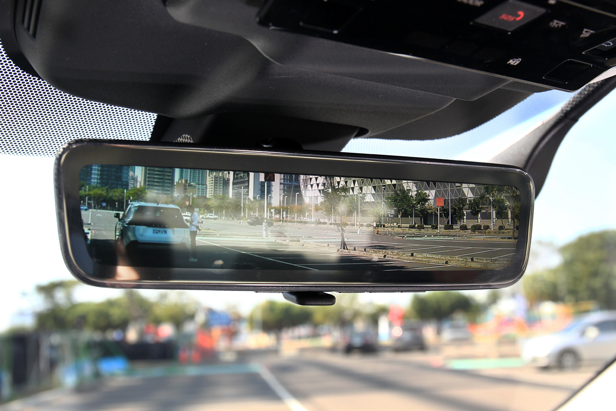 E-mirror電子後視鏡不僅畫質細膩，同時呈現也自然無違和感。