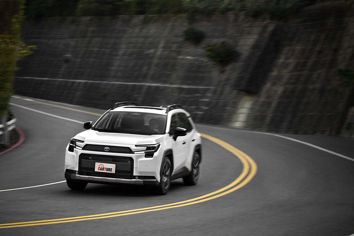 實際體驗DRCC與LTA可察覺加減速與方向盤修正動作皆更加細膩聰明，甚至難以察覺究竟是系統作動還是駕駛者控制。