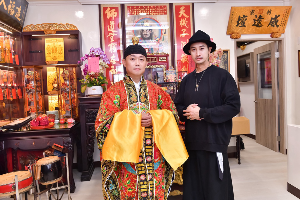 【車勢星聞】Darren（右）在片中飾演的莫月鼎，設定上是一位活躍於宋末元初、地位崇高的雷法宗師。（圖：北投映像電影）