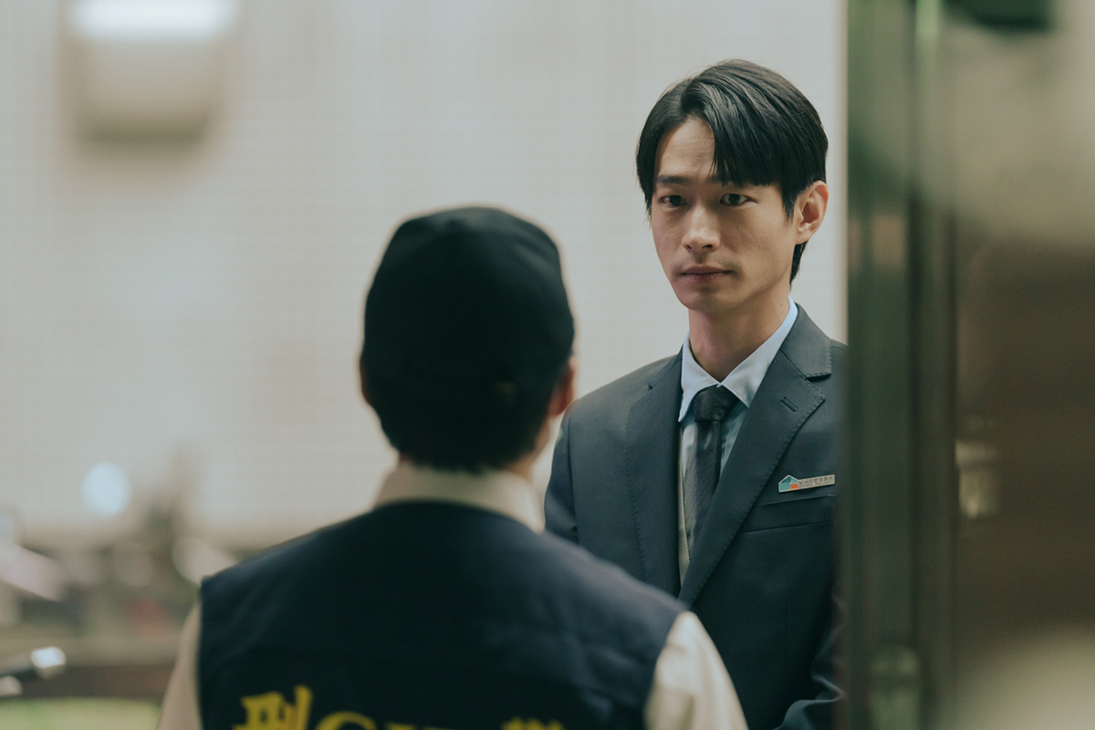 【車勢星聞】黃河在《人生只租不賣》劇中處裡房客在租屋處過世的棘手狀況。(圖/公視台語台 提供)