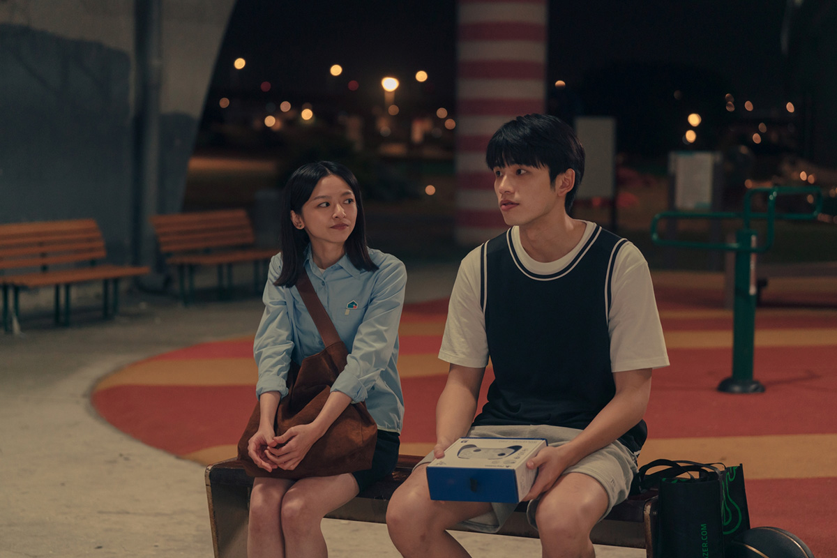 【車勢星聞】陳姸霏（左）和王品澔在《人生只租不賣》因為一起打遊戲建立好交情。(圖/公視台語台 提供)