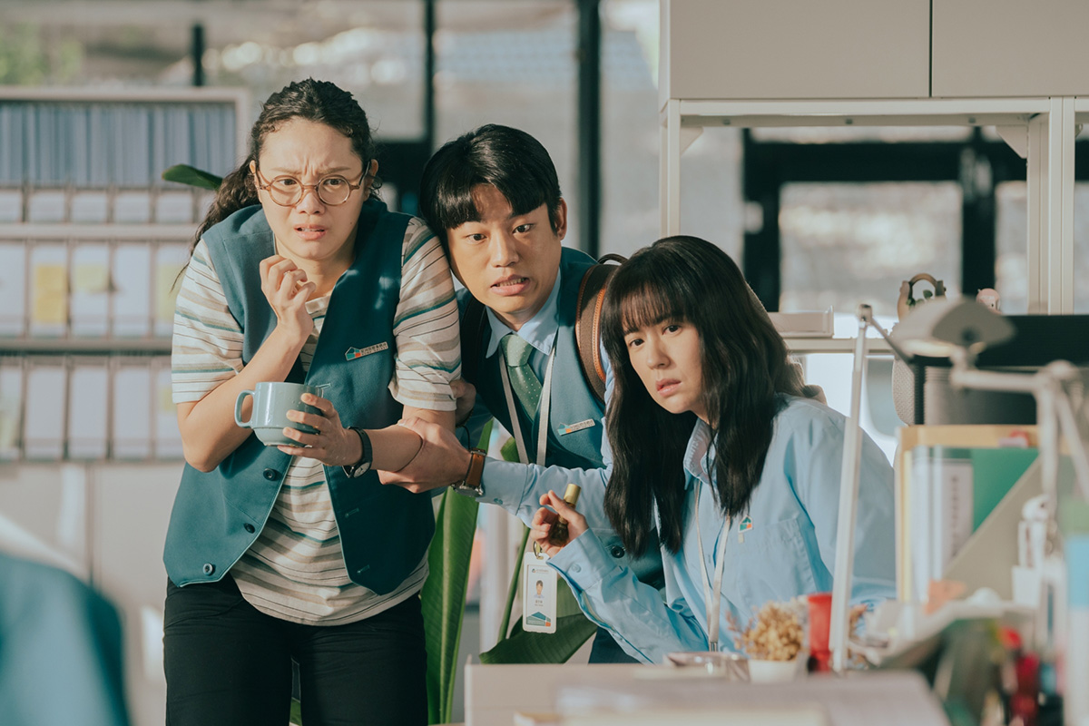 【車勢星聞】王真琳（左起）、謝章穎、林予晞在《人生只租不賣》最新集數中被陳姸霏失神狀態嚇到。(圖/公視台語台 提供)