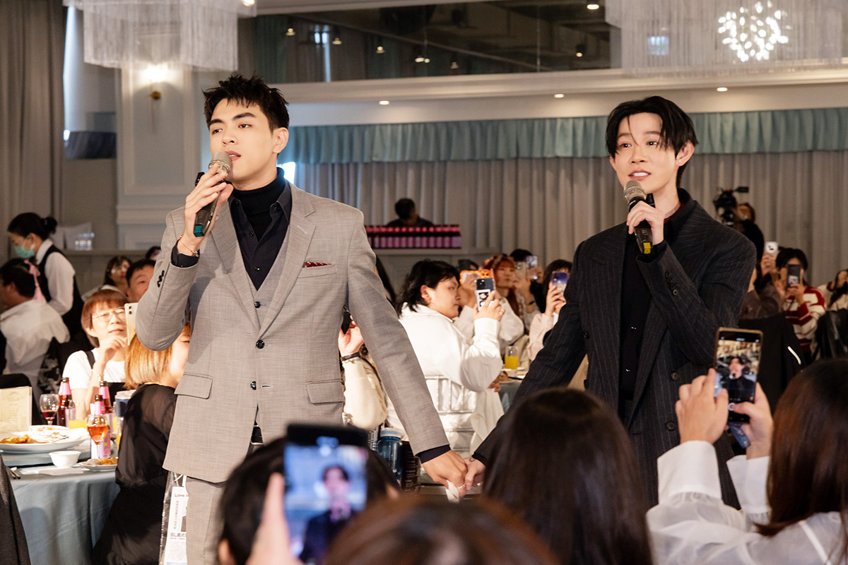 【車勢星聞】《我說愛你是真的》「隨遇而安CP」夏和熙（右）、楊翹碩化身伴郎兼親友團，共同獻唱新歌〈沈迷於浪漫〉。（圖／結果娛樂提供）