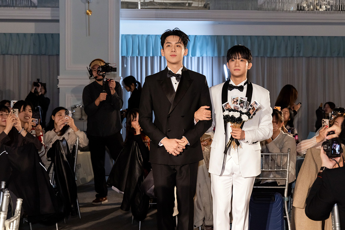 【車勢星聞】《我說愛你是真的》紀成澔（右）攜手葛兆恩走紅毯，婚禮捧花是以劇中CP的甜蜜拍立得道具設計而成。（圖／結果娛樂提供）