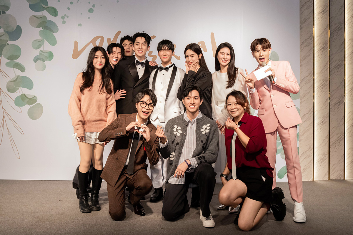 【車勢星聞】《我說愛你是真的》演員群到場同歡，上排左起為宋米樂、夏和熙、楊翹碩、葛兆恩、紀成澔、曾韋綺Nikki、黃靖雅、許孟維，下排左起為朱宇青、張瀚元、導演蔡妃喬。（圖／結果娛樂提供）