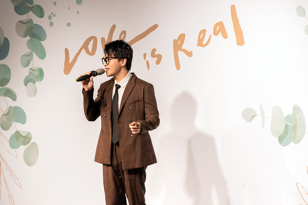 【車勢星聞】《我說愛你是真的》朱宇青受邀擔任婚禮歌手，深情獻唱〈都可以愛了〉，療癒嗓音打動全場。（圖／結果娛樂提供）