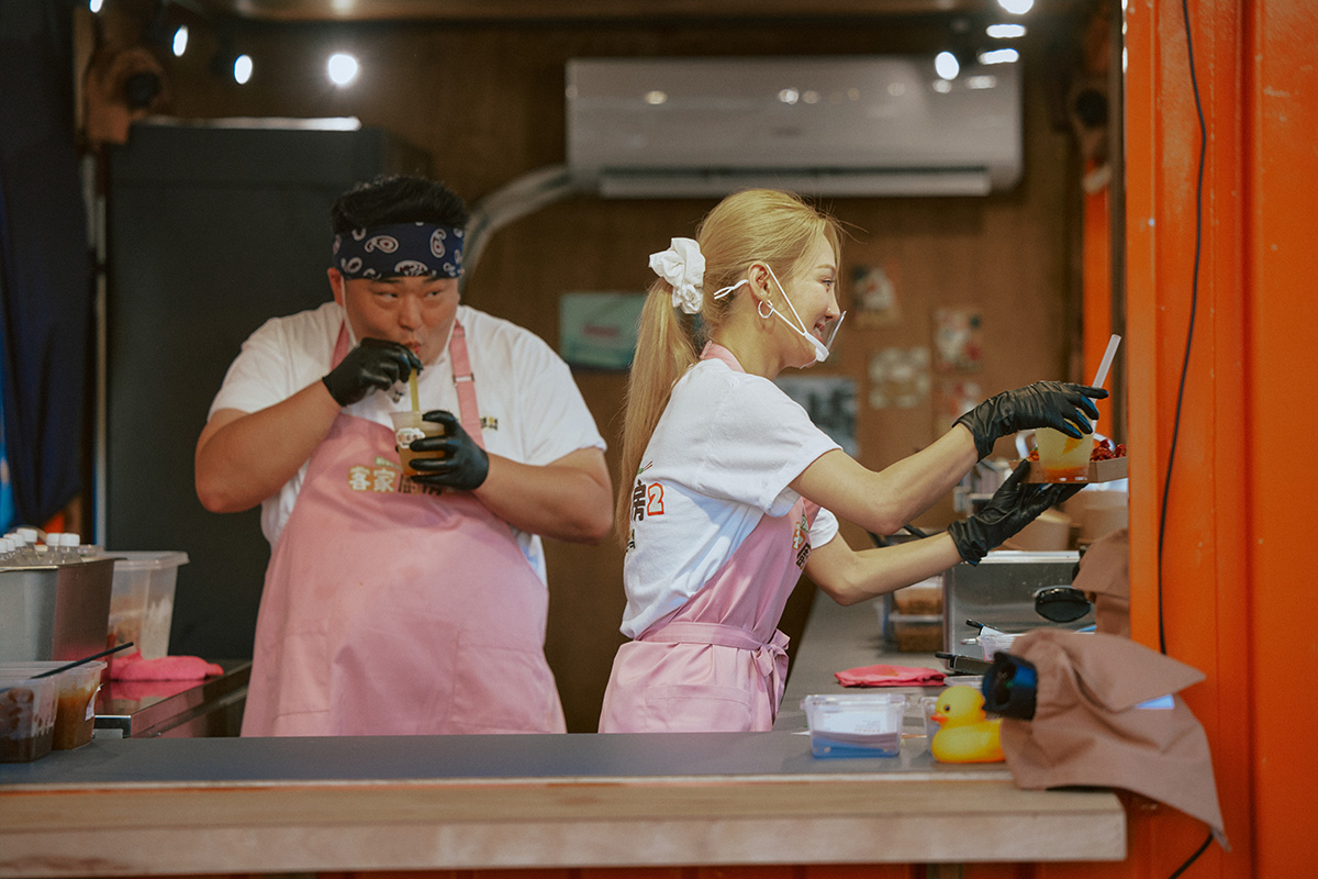 【車勢星聞】李元日與孝淵在廚房忙進忙出。(圖/客家電視台提供)