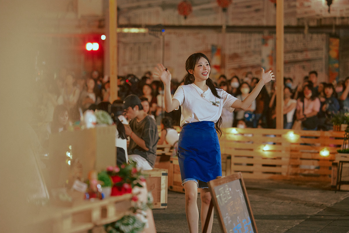 【車勢星聞】QWER成員化身最強工讀生。(圖/客家電視台提供)