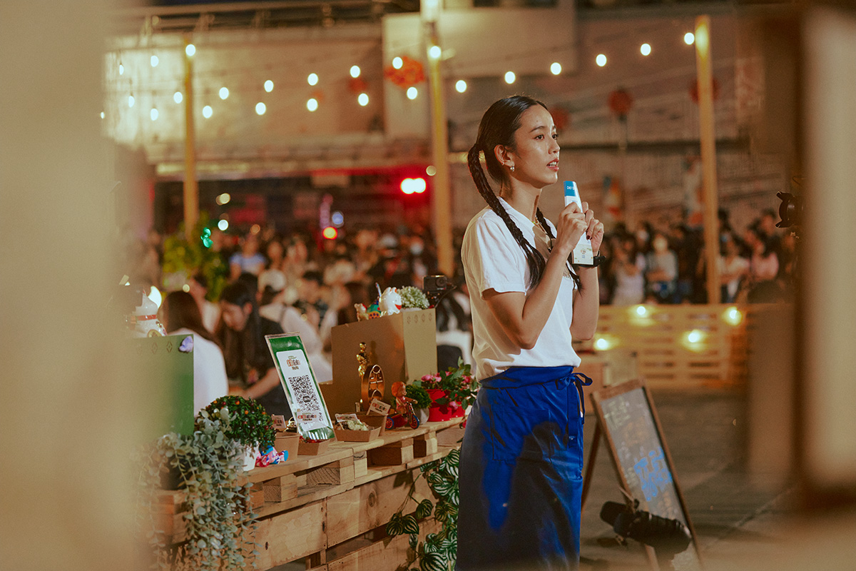【車勢星聞】陳庭妮協助現場客人點餐。(圖/客家電視台提供)