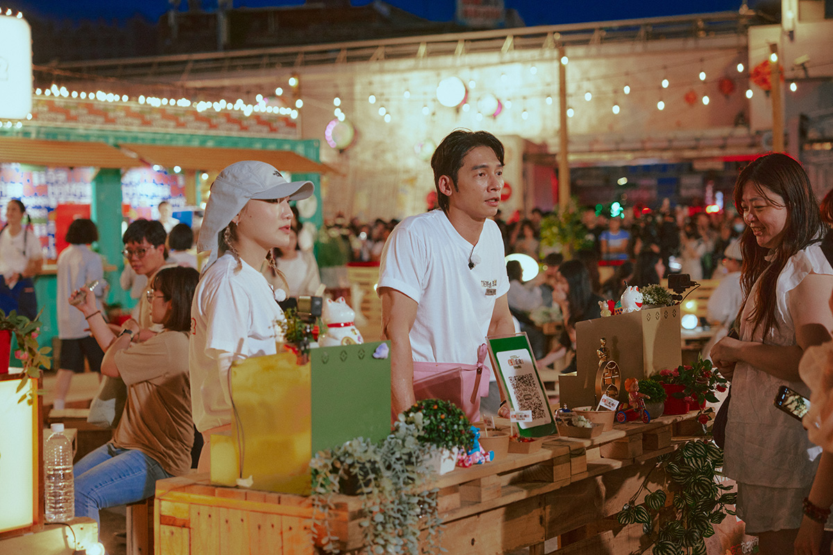 【車勢星聞】温昇豪與喜飯親切招呼客人。(圖/客家電視台提供)