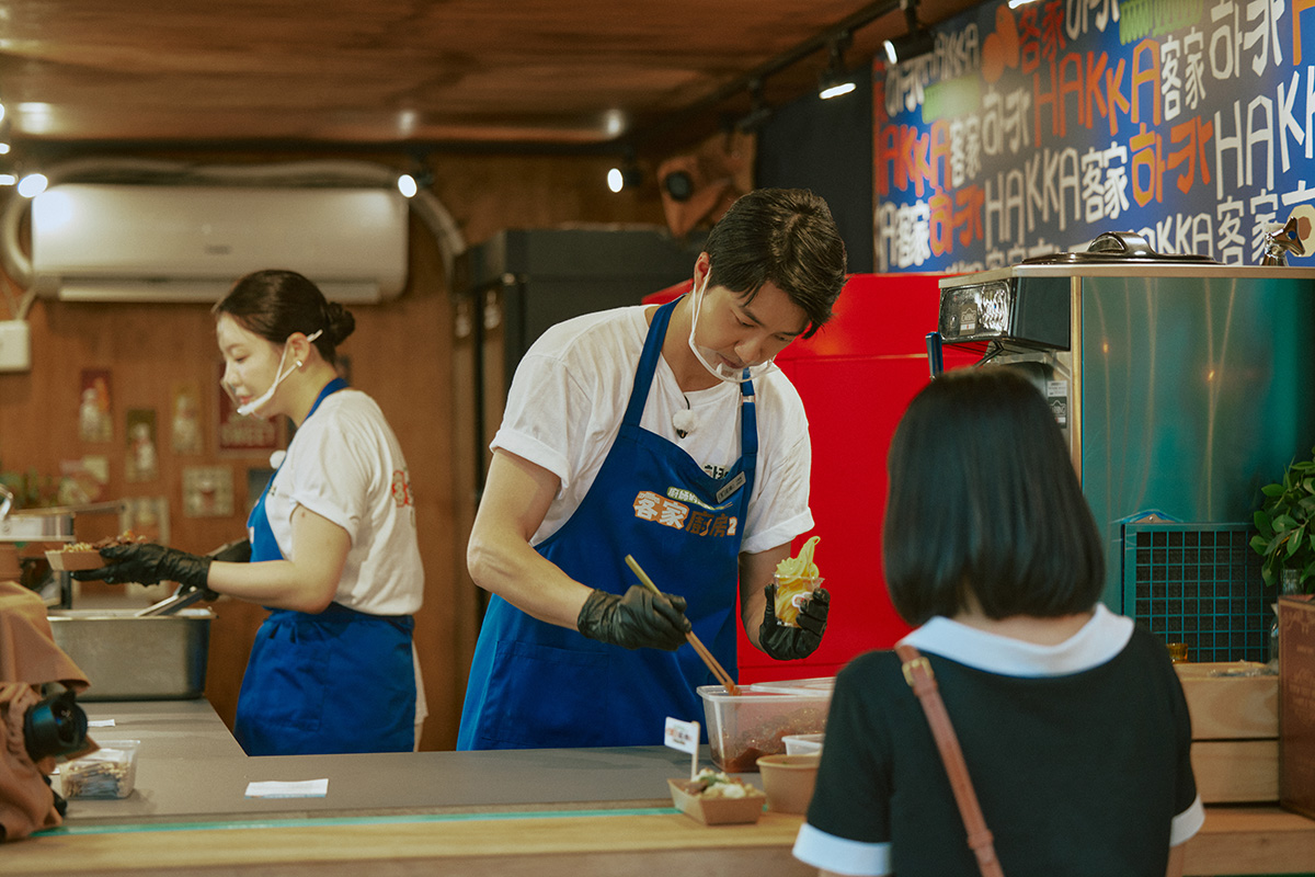 【車勢星聞】江宏傑坐鎮霜淇淋機，絲毫不懈怠。(圖/客家電視台提供)