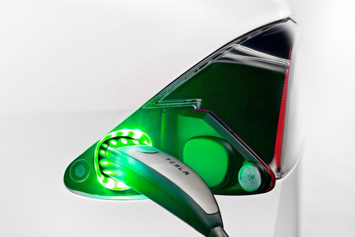 近日美國Tesla Model S車主公開更換原廠電池組報價，60kWh電池含安裝13,830美元、90kWh電池23,262美元。