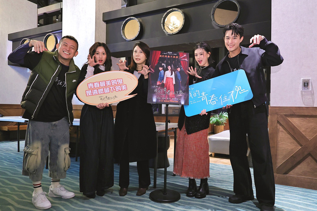【車勢星聞】《啵me之我的青春住了鬼》監製蔡意欽（左起）、演員顏瑀晴、安俊朋（右起）、陳昱廷和基隆市政府綜合發展處處長陳瑋（左三）合影。（圖片提供：風暴國際）