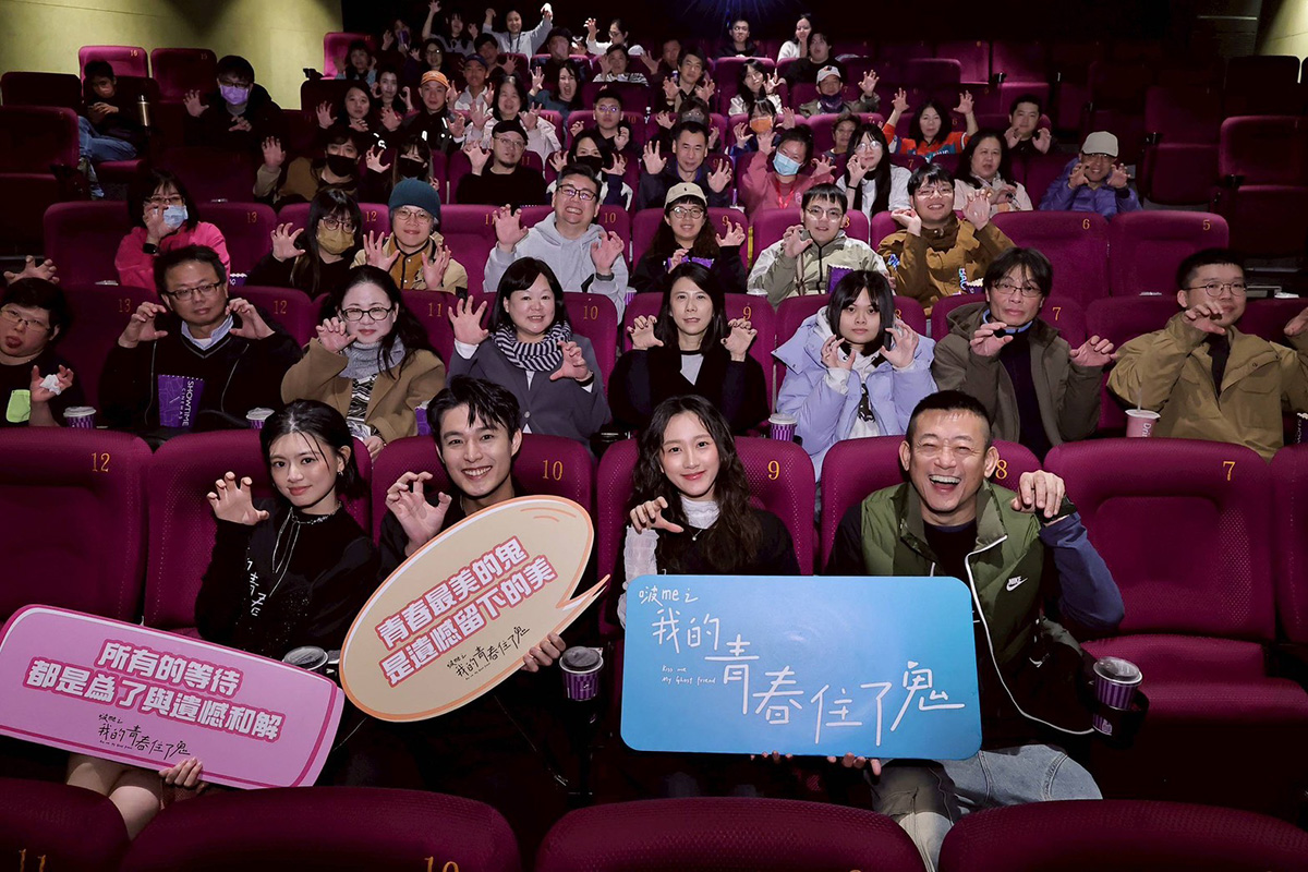 【車勢星聞】《啵me之我的青春住了鬼》監製蔡意欽（右起）、演員顏瑀晴、安俊朋、陳昱廷和觀眾共度美好夜晚。（圖片提供：風暴國際）