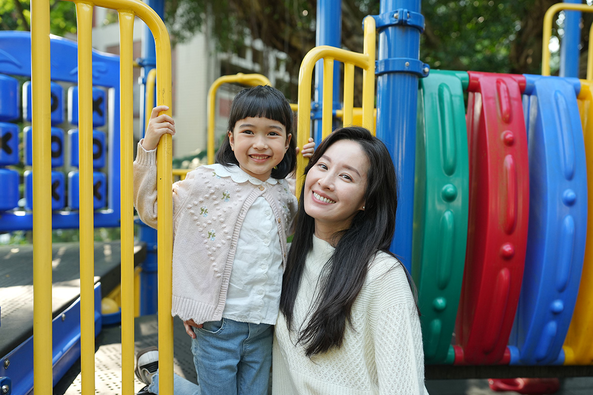 【車勢星聞】曾愷玹在《陽光女子合唱團》中收養陳意涵小孩子晴（陳蕾朵飾演）。(照片提供/壹壹喜喜電影)