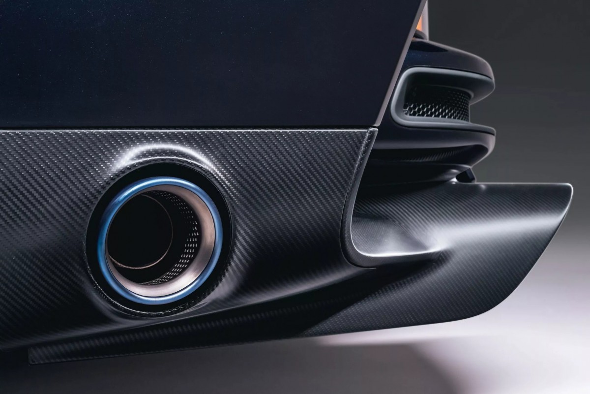 排氣尾管直接安裝在側邊，整體的聲浪渾厚。