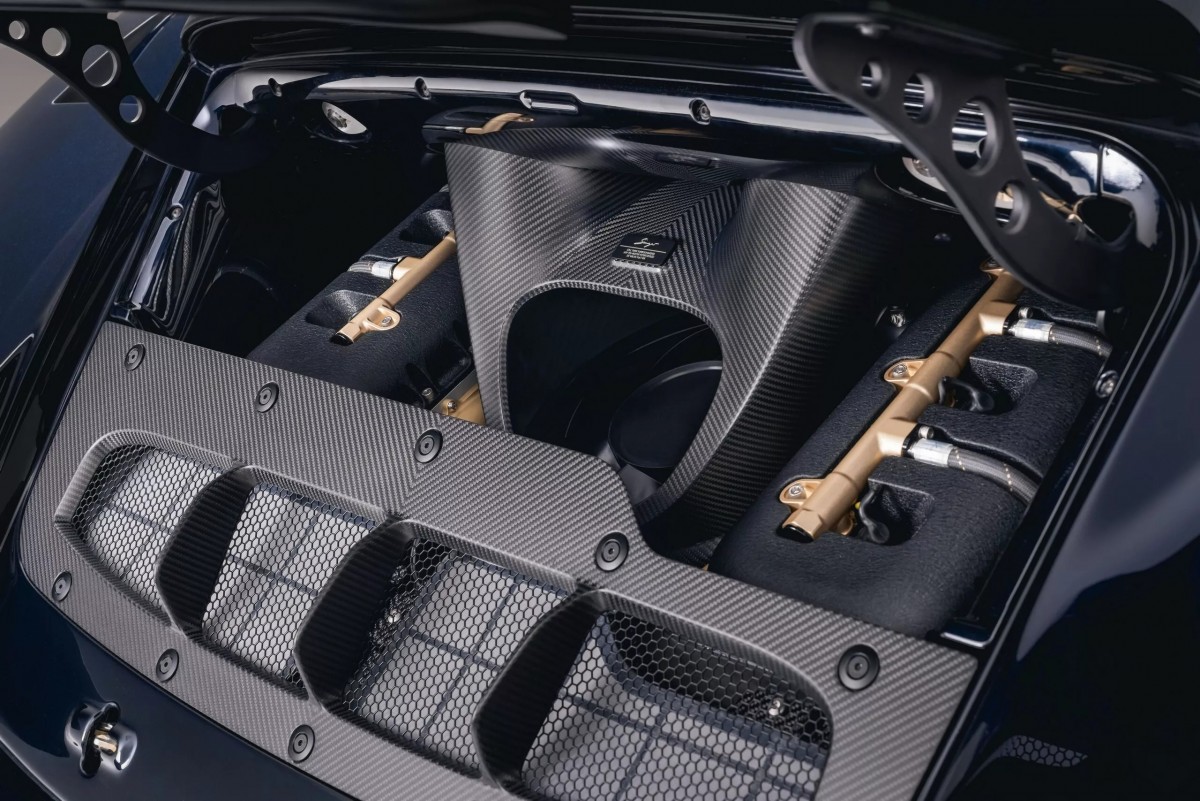 引擎維持了氣冷式的氣缸本體，但導入了先進的水冷式缸蓋技術，能在高達9,000 rpm的紅線區釋放出超過700匹的狂暴馬力。