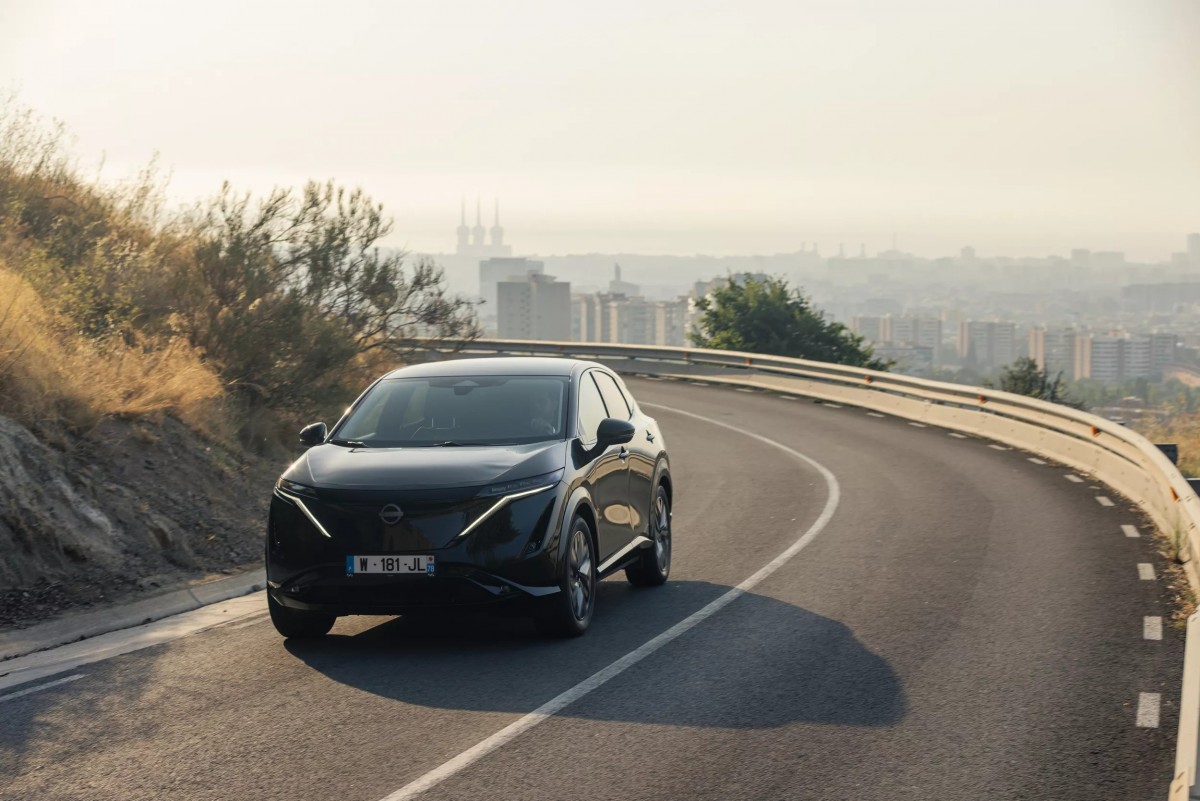 Nissan Ariya Solar Concept正式亮相，車輛看起來與一般車型相同，但其實表面佈滿了太陽能充電板。