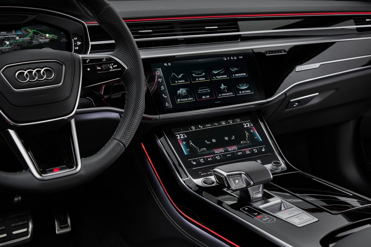 Audi多年前就已使用三螢幕配置。