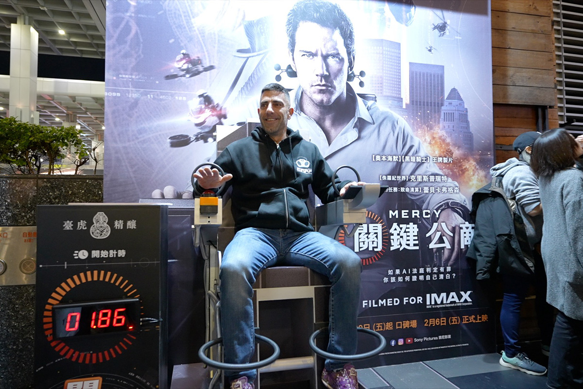 【車勢星聞】AI法庭審判椅1.23至2.5現身台北信義區臺虎信義。(圖/索尼影業提供)