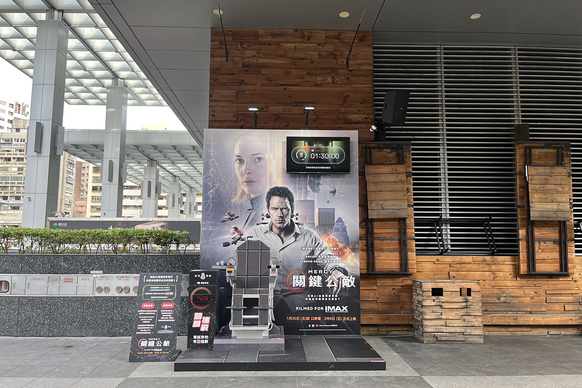 【車勢星聞】【關鍵公敵】AI法庭審判椅。(圖/索尼影業提供)