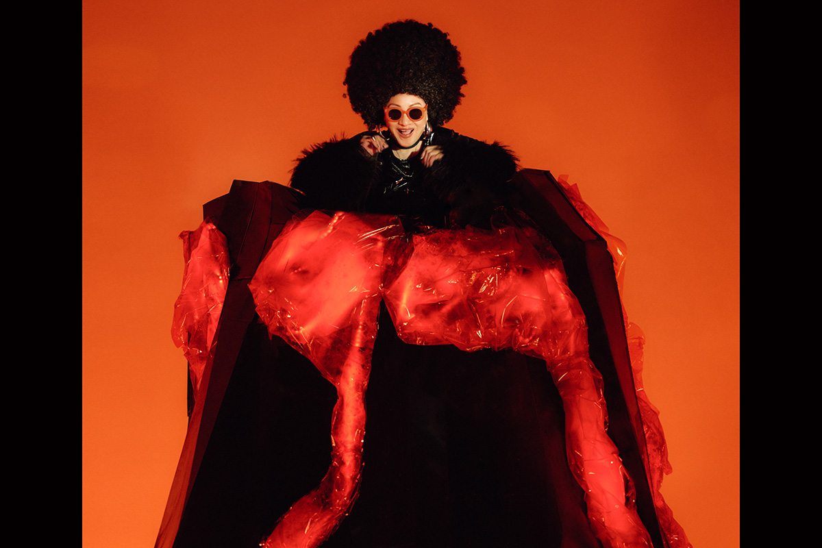 【車勢星聞】比莉率性態度依舊，就是這麼純粹、簡單。有感自己喜歡的潮流、音樂、表演等時代風格。(照片提供：環球音樂)