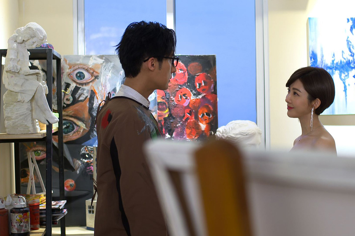 【車勢星聞】李運慶《豆腐媽媽》展美術系長才，親指導王晴「脫衣擺拍」。（圖：民視提供） 