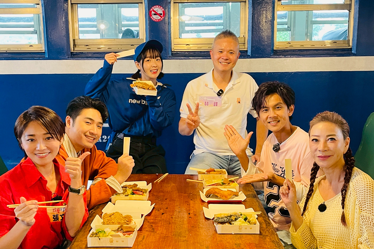 【車勢星聞】《綜藝新時代》主持群上藍皮光華號火車吃便當。（圖：民視提供）