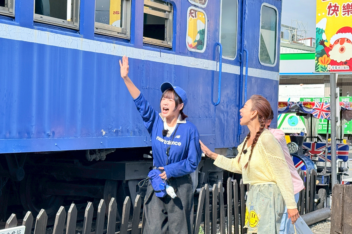 【車勢星聞】《綜藝新時代》主持群上藍皮光華號火車吃便當。（圖：民視提供） 