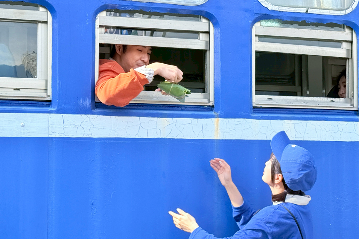 【車勢星聞】《綜藝新時代》主持群上藍皮光華號火車吃便當。（圖：民視提供） 