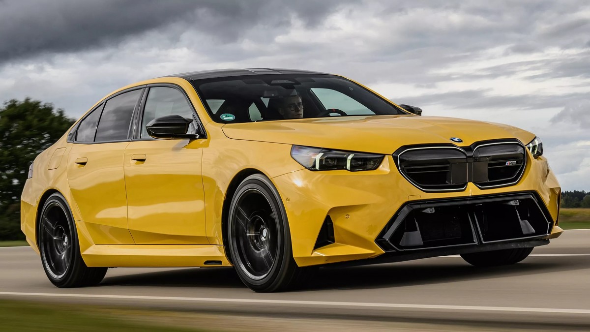 受惠於M5的插電式油電混合系統，官方透過優化馬達控制軟體，將電能輸出的比例微幅拉高，成功讓系統總和輸出維持在原本的717匹。