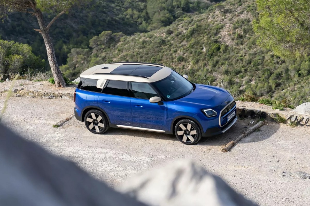 入門車型Countryman E的WLTP續航里程來到501公里（原為462公里）；而雙馬達配置的SE ALL4也同步提升至467公里。