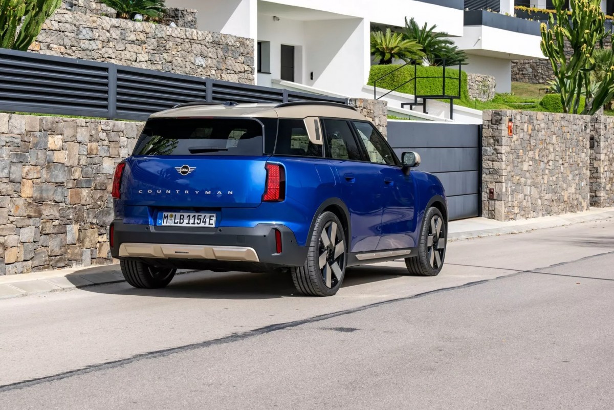 這次更新靠的並不是加大電池容量，而是導入了高性能電動車常見的碳化矽（SiC）逆變器。